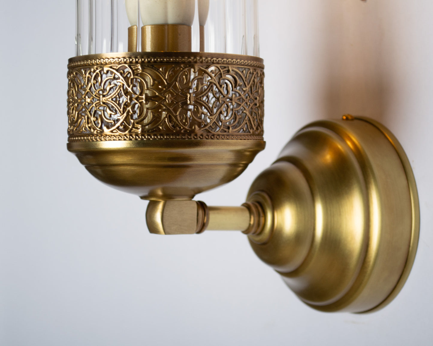 Arabesque Radiance wall light 18cm with round brass base